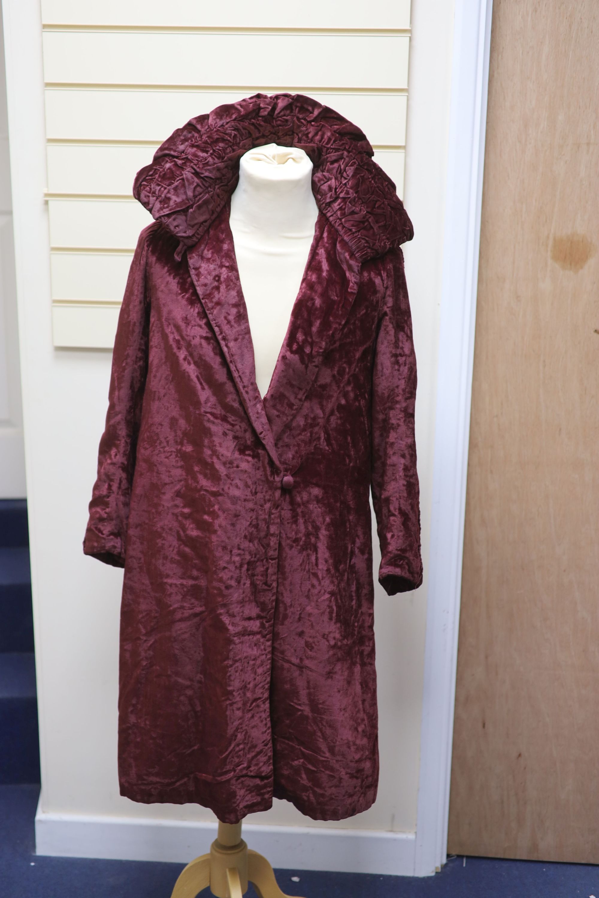 A 1920s silk velvet evening coat, length 100cm